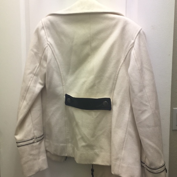 Guess women’s jacket size small - Picture 3 of 4